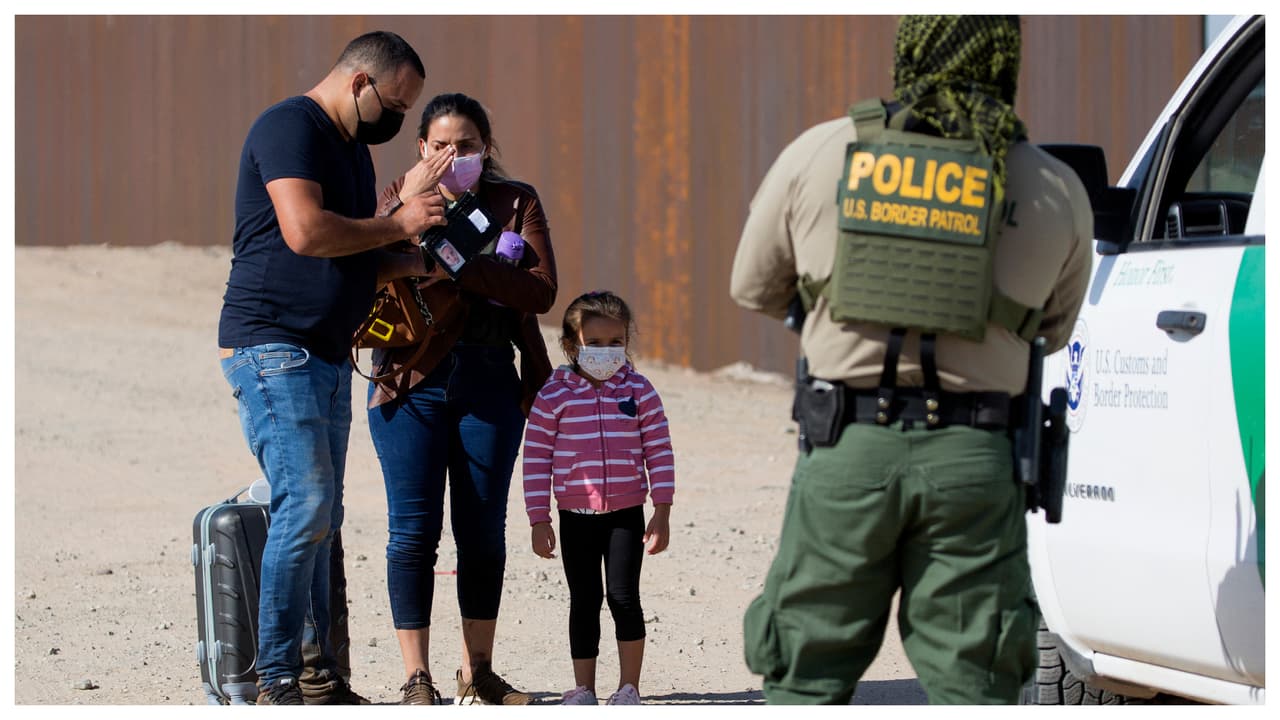 ¿Cubanos liberados tras cruzar la frontera deben aplicar al asilo político o la Ley de Ajuste Cubano?