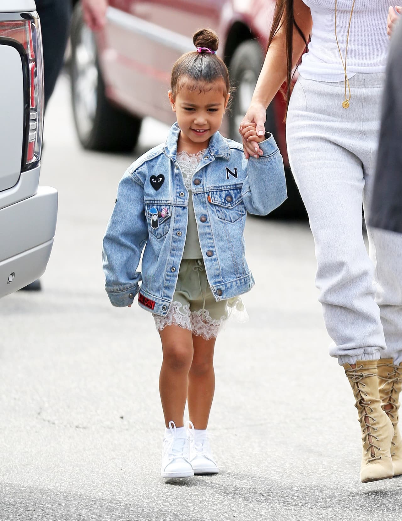 El guadarropa de 
<b>North West</b> es la envidia de muchas mujeres, a su corta edad tiene diseños de Ralph Lauren, Balmain, Balenciaga, Fendi, Chanel, Louis Vuitton y Givenchy.