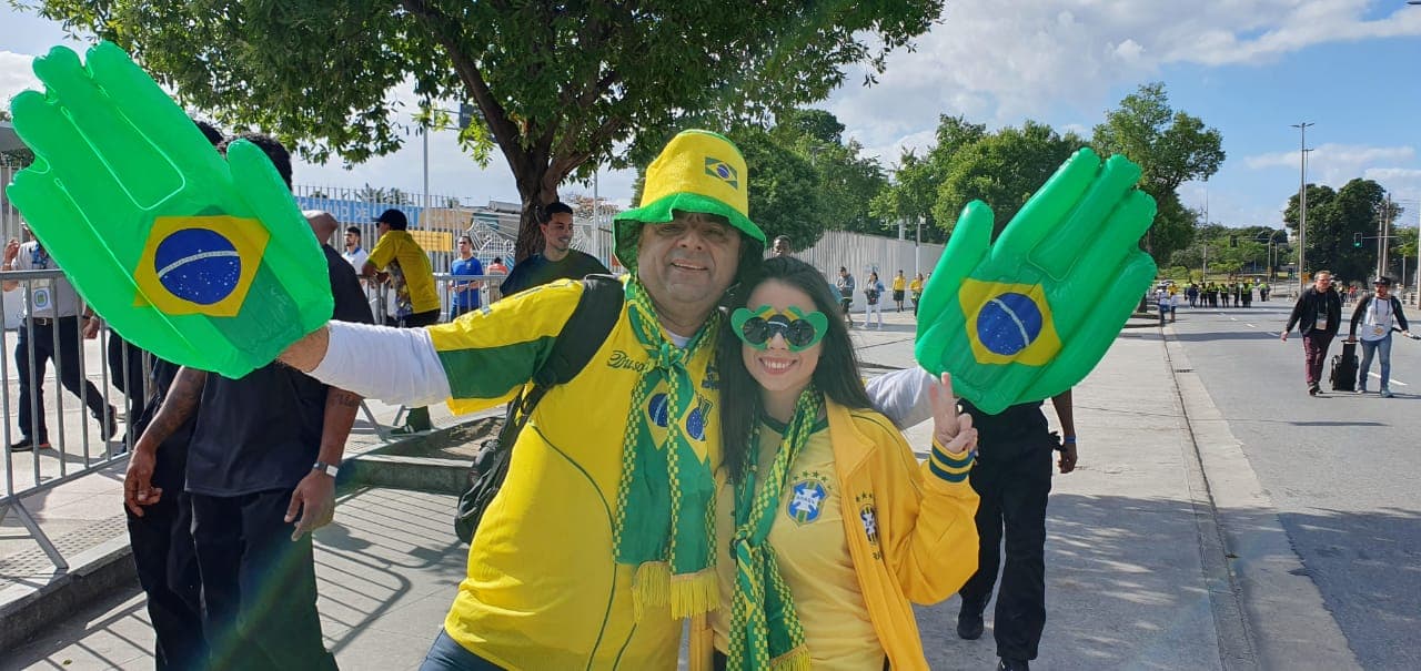 Los fanáticos sudamericanos están listos en las afueras del Estadio Maracaná para la Final de la Copa América que protagonizarán las selecciones de Brasil y Perú.