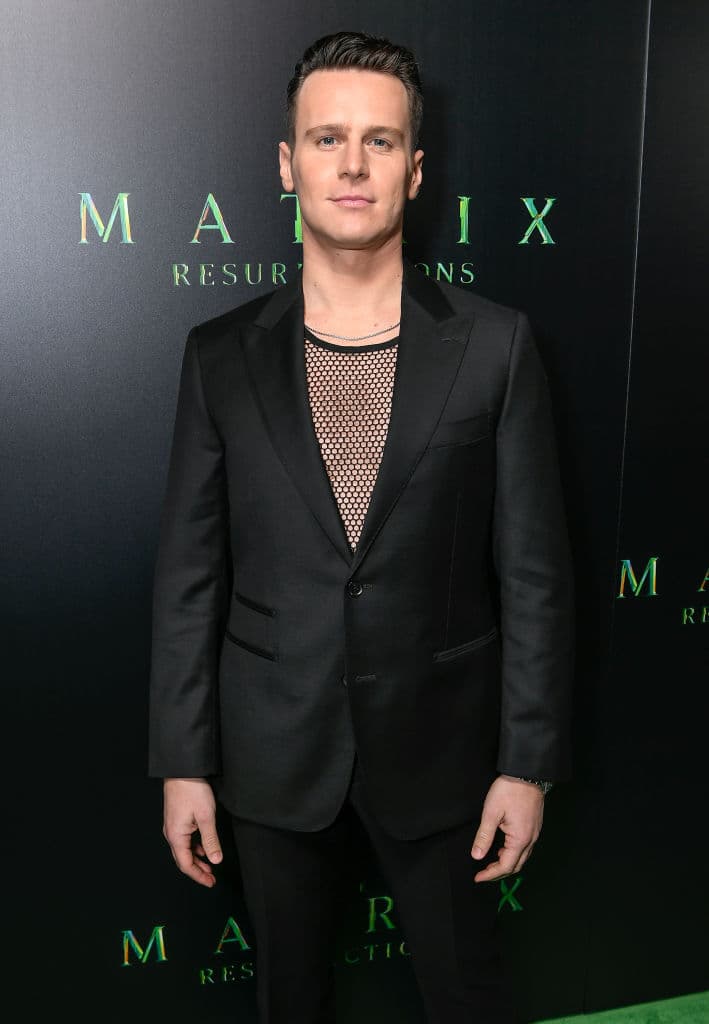 <b>Jonathan Groff</b>
<br>El actor, que parece será el nuevo villano de la cinta, lució un traje negro Damari con una playera de red YVY de cuero.
