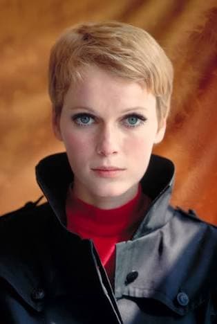 En 1969, Mia Farrow, entonces una de las estrellas más luminosas del cine mundial -gracias a su trabajo en la película 'El bebé de Rosemary'- se vio metida en un escandalazo, al enredarse con André Previn, famoso compositor de cuya esposa ella era muy amiga, quedando embarazada.