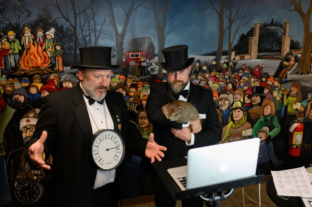 El espectáculo del Día de la Marmota en Punxsutawney se realizó como cada año, pero debido a la pandemia del 
<a href="https://www.univision.com/temas/coronavirus">coronavirus</a>, los espectadores no pudieron ver y celebrar con Phil en persona: todo fue de manera virtual. La transmisión en vivo por internet, que en algún momento superó los 150,000 espectadores, contó con imágenes de celebraciones previas antes del pronóstico de este año.