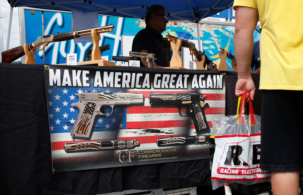 <b>Puesto 10. Tennessee</b>
<br>
<ul>
 <li>Tasa de verificación de antecedentes de armas de fuego de enero a junio de 2021: 94.3 por cada 1,000 personas</li>
 <li>Verificaciones de antecedentes de armas de fuego hasta junio de 2021: 501,400. </li>
 <li>Total de verificaciones de antecedentes de armas de fuego en 2020: 984,800.</li>
 <li>Total de verificaciones de antecedentes de armas de fuego en 2019: 635,300.</li>
 <li>Cambio de 2019 a 2020: +55%. </li>
 <li>Muertes por arma de fuego en 2019: 18.6 por cada 100.000 habitantes.</li>
</ul> 
<br>Una investigación de NPR publicada en abril de este año concluyó que “los compradores de armas por primera vez, jóvenes y adultos de todo el país, 
<a href="https://www.npr.org/2021/04/26/989699122/1st-time-gun-buyers-help-push-record-u-s-gun-sales-amid-string-of-mass-shootings"><u>están ayudando a impulsar los niveles récord de ventas de armas</u></a>”.