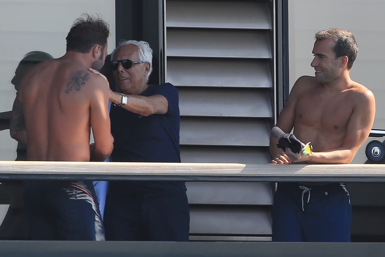 Primero, se puso a jugar con estos dos galanes.