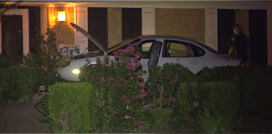 El hombre fue baleado antes de impactarse contra una casa, falleció en el hospital.