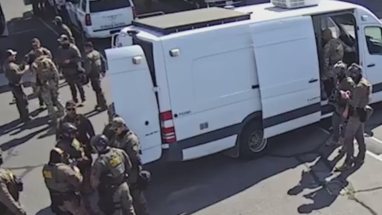 Captan a agentes de Inmigración haciendo sus necesidades en escuela de Pico Rivera