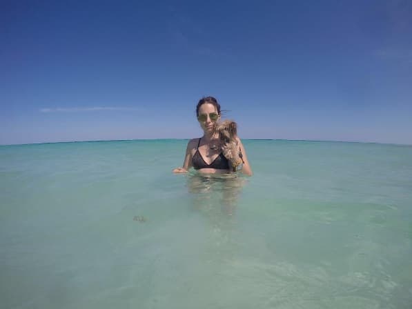 Ana viaja por todas partes con su mascota.