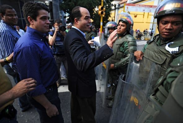 "Venezuela cerró 2010 con una inflación de 27.2 por ciento, la más alta de América, superior al 25.1 por ciento registrado en 2009. El 84 por ciento de los venezolanos han reducido el consumo de alimentos y de otros bienes de primera necesidad comparado con el año pasado", señaló la oposición al cuestionar la intervencionista política económica de Chávez basada en controles de precios y de cambio desde el 2003.