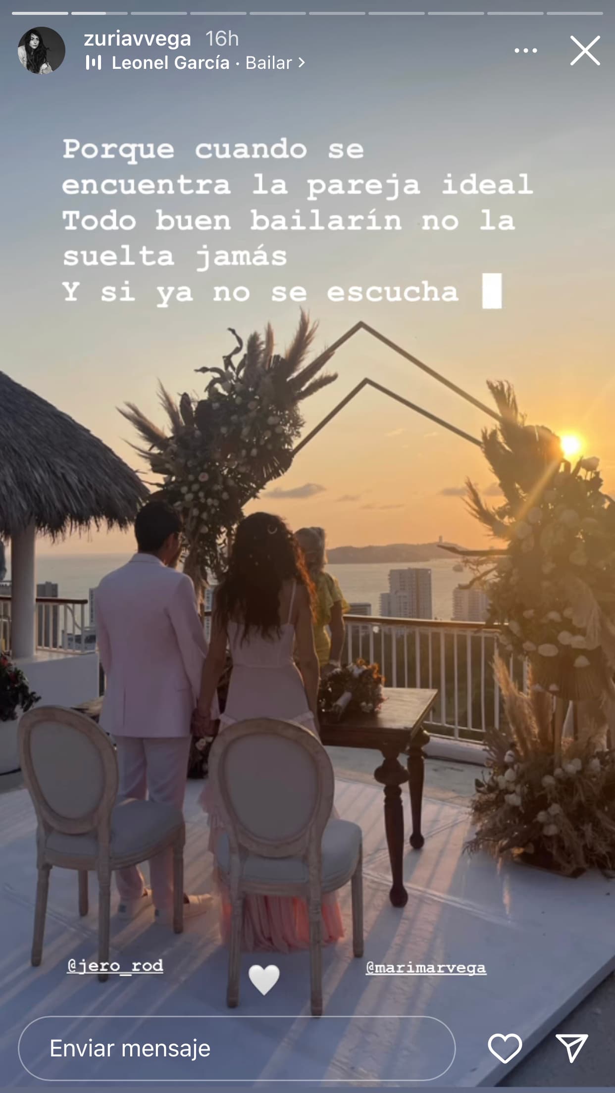 En una de las fotos se ve a la pareja de frente a la bahía mientras la juez realiza la ceremonia y los declara 'marido y mujer'.