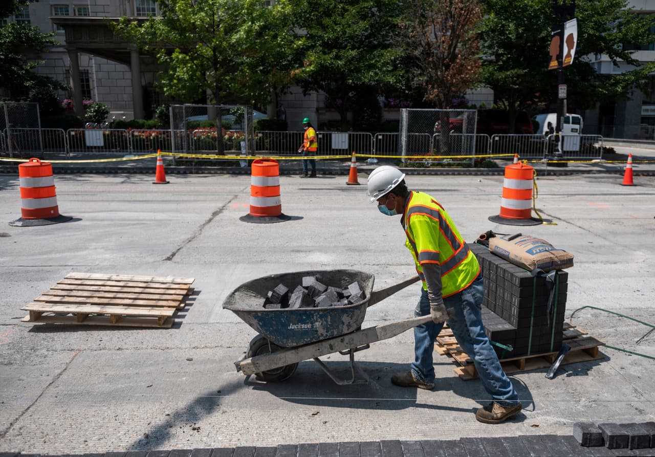La Ciudad de Chicago cuenta con 
<a href="https://www.chicago.gov/city/en/depts/cdot/dataset/potholetracker.html" target="_blank">un sitio</a> en el que los ciudadanos pueden reportar y monitorear los trabajos de reparación de baches.