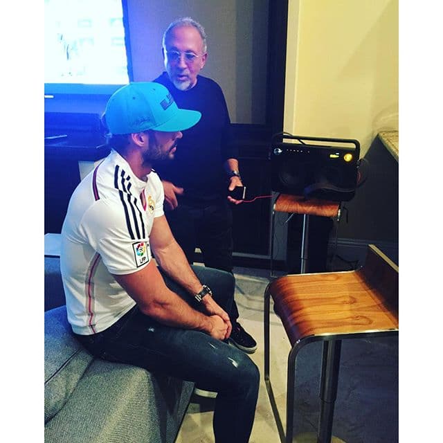 "Que se traerán estos dos entre manos?? William Levy Emilio Estefan #YaVeran #YaTuSabes #MuyPronto #OrgulloCubano #OrgulloLatino es un proyecto de Emilio sobre Los Latinos en EU #LatinosUnidos", comentó Lili sobre esta foto.