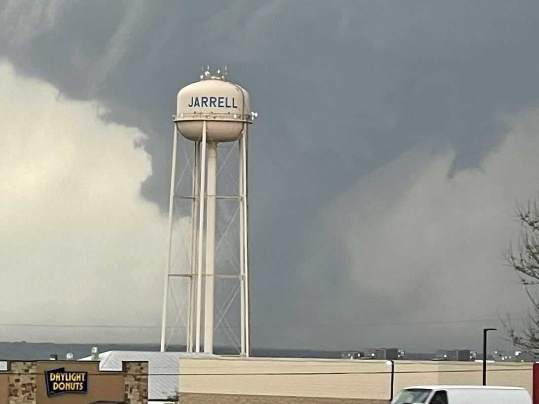 Además de Jarrell, otro tornado se registró en el centro de Texas. Temple reportó otro sistema.