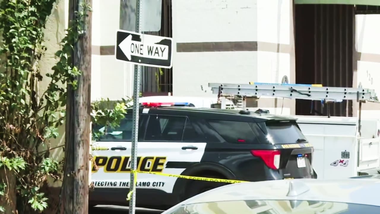 Apuñalan múltiples veces a un hombre en un baño público del centro de San Antonio