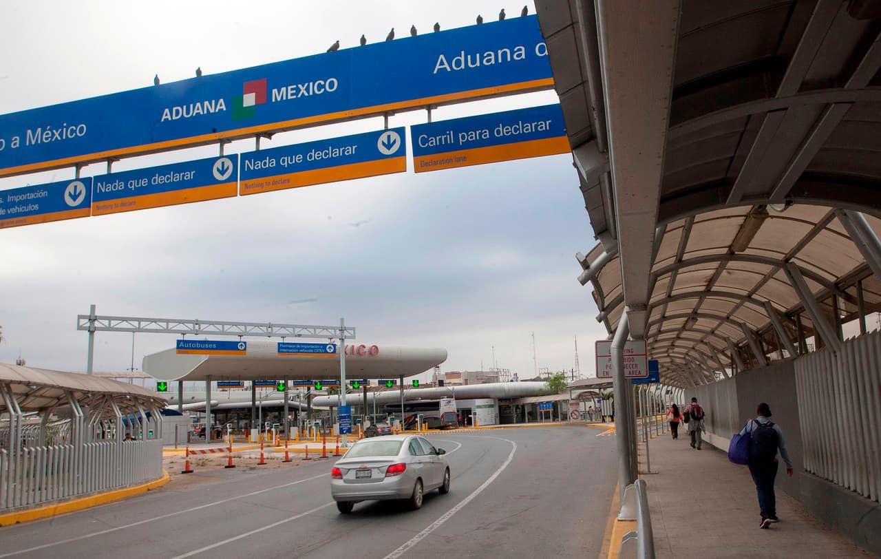 Conducir de San Antonio hacia Eagle Pass, cruzar a Piedras Negras y una vez en México: 
<br>
<br>•Tomar la carretera 57 hasta Saltillo y luego Monterrey.
<br>
<br>•Manejar por Monclova hacia Hidalgo, Nuevo León hasta Monterrey
<br>