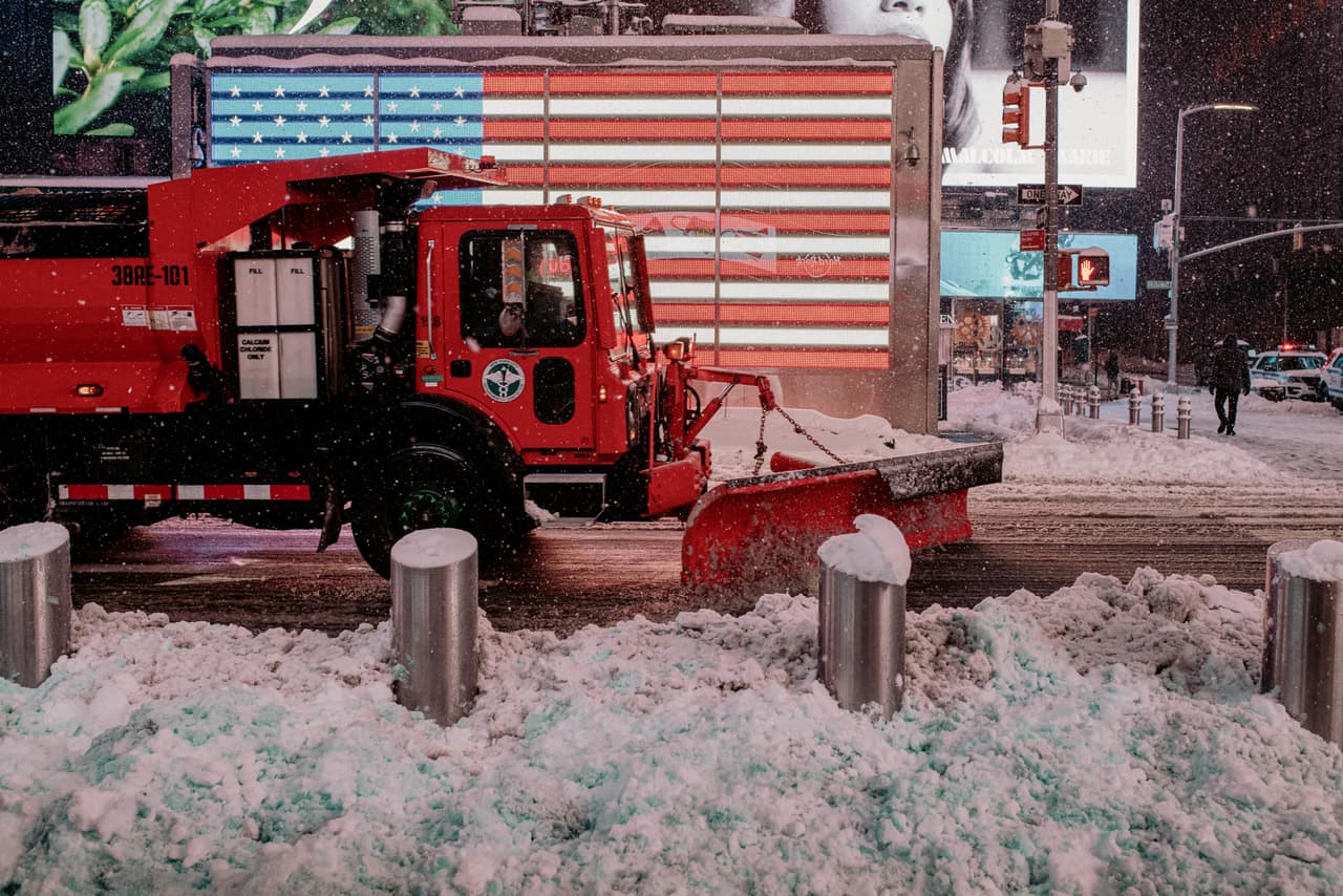 <b>Limpieza de nieve</b>
<br>
<br>Los esparcidores de sal están activos en las calles desde la mañana y se 
<a href="https://plownyc.cityofnewyork.us/plownyc/"><u>los limpiadores de nieve</u></a> comenzarán a llegar una vez se acumulen al menos dos pulgadas de nieve. Se está aconsejando a los neoyorquinos mantenerse fuera de las carreteras dentro de lo posible.