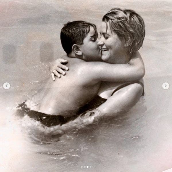 Tuvo una vida nómada, pues su niñez la vivió en Cuba, pero a los 10 años se mudó a España, dejando en la isla caribeña a sus amigos. En Madrid vivió su adolescencia, ya que su madre consiguió un buen trabajo que hizo que Raúl estudiara en uno de los mejores colegios de la 'madre patria'.