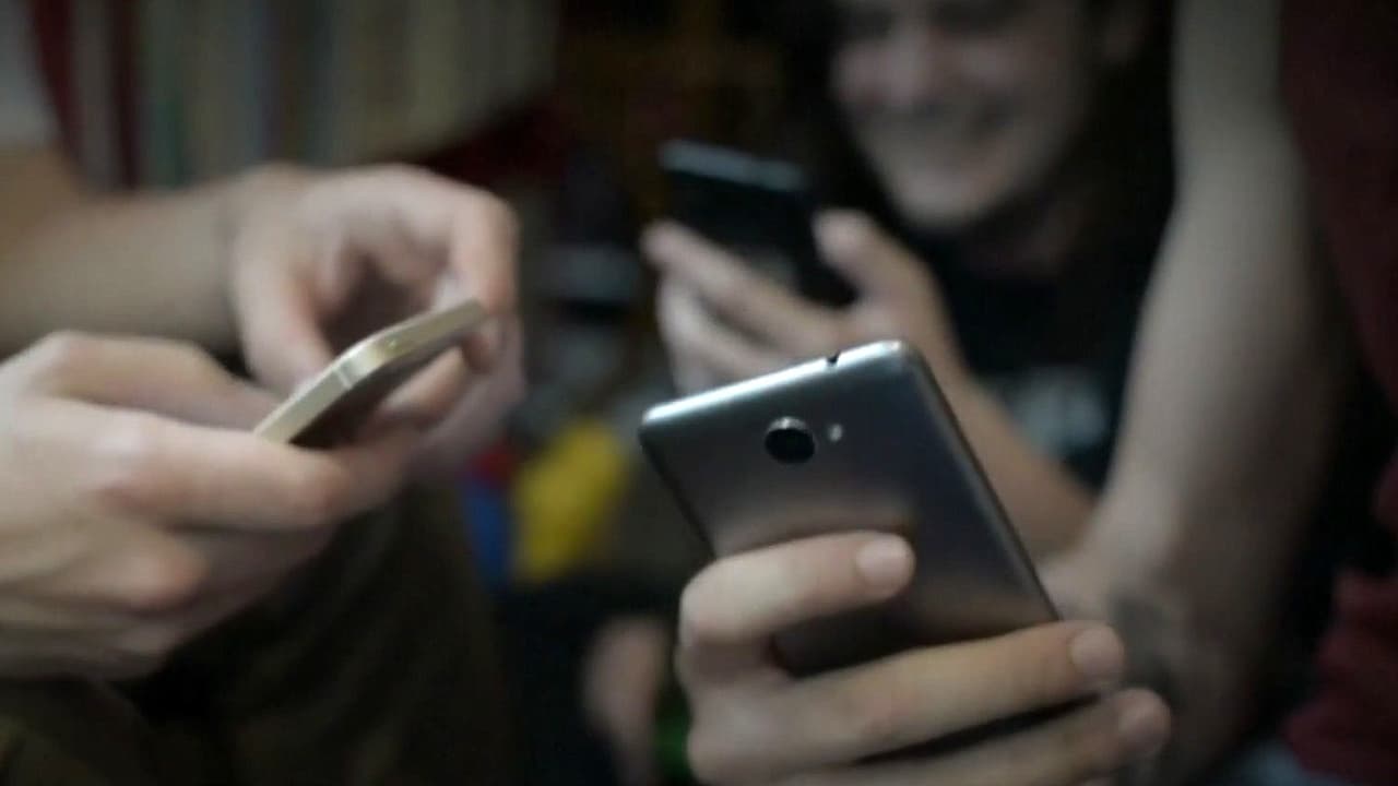 Evita papada y envejecimiento en el rosto: Daños por el uso del celular y la mala postura