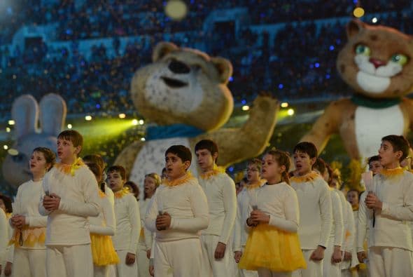 El fuego olímpico fue apagado por las tres mascotas gigantes.