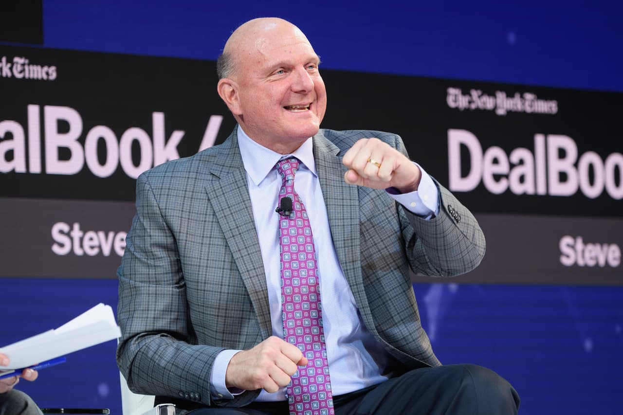 <b>Steve Ballmer</b>, propietario de Los Ángeles Clippers y exCEO de Microsoft. Incrementó su fortuna en $2,200 millones entre enero y abril y su patrimonio neto total es de 79,300 millones de dólares. Un informe de la organización
<a href="https://americansfortaxfairness.org/issue/3-months-covid-19-pandemic-billionaires-boom-middle-class-implodes/"><u>American Tax Fairness</u></a> encontró que entre marzo y junio de este año 29 personas se unieron a la lista de multimillonarios en EEUU.