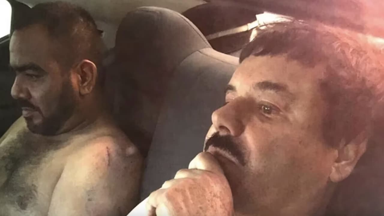El "Cholo Iván" y "el Chapo" Guzmán en un vehículo tras su detención en enero de 2016.