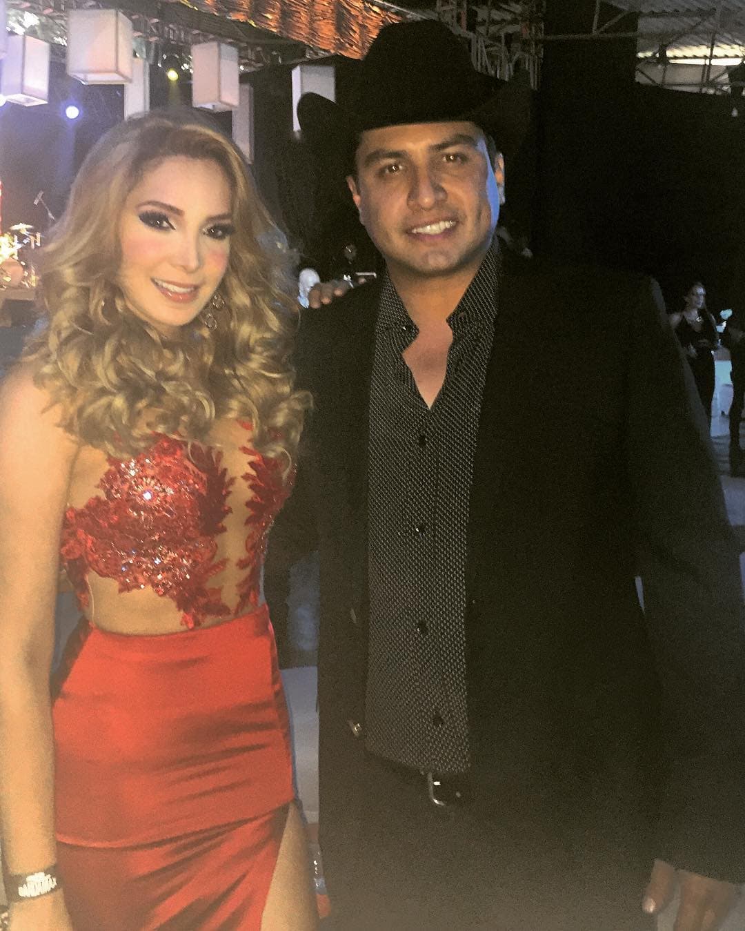 En el camino ha conocido y hecho amistad con diferentes artistas como Julión Álvarez y abrió un concierto de La Arrolladora Banda El Limón.