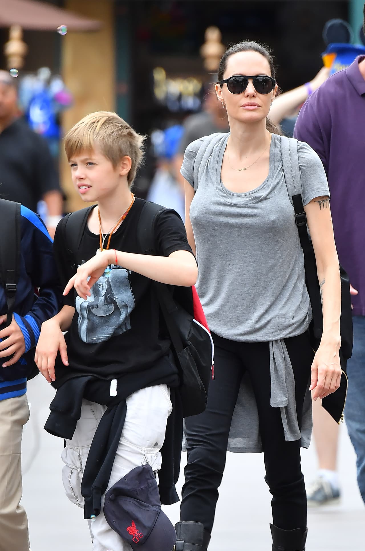Aquí Shiloh celebrando su cumpleaños con su mamá y algunos amigos en Disney, a finales de mayo de 2017.