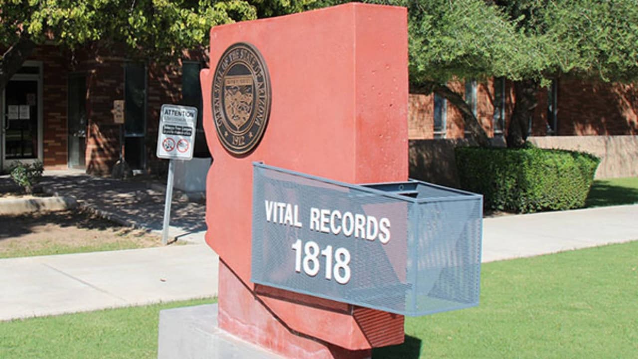 También se puede hacer a través de correo postal o en persona, presentándose en los centros de Vital Records de cada condado. En ambos casos se deberá llenar y entregar una solicitud:
<br>-
<a href="https://www.maricopa.gov/DocumentCenter/View/3065/Application-for-Certified-Copy-of-an-Arizona-Birth-Certificate" target="_blank">Da clic aquí para el condado de Maricopa</a>
<br>-
<a href="https://content.civicplus.com/api/assets/d284dfcc-b372-413e-a491-5244f2f2fe92" target="_blank">Da clic aquí para el condado de Pima</a>
<br>Para el resto de los condados visita
<a href="https://www.azdhs.gov/licensing/vital-records/index.php" target="_blank">Departamento de Servicios de Salud de Arizona</a>.