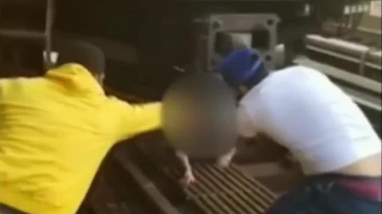 Reconocerán como héroes a hispanos que salvaron a la niña cuyo padre se lanzó a las vías del subway