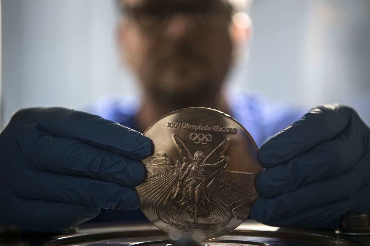 Por la cantidad de oro en estas medallas su costo puede alcanzar los 600 dólares. Algunos países premian con dinero a los atletas que obtienen medallas, como Argentina que paga 70,000 dólares a los atletas ganadores o Estados Unidos que paga 25,000.