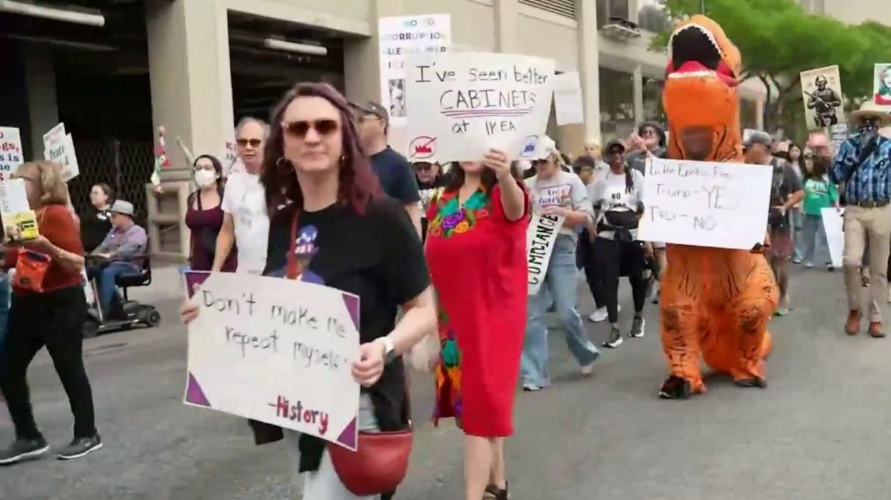 Cientos de personas marchan en el centro de San Antonio por protestas de No Kings Day
