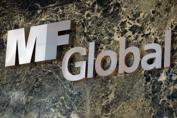 MF GLOBAL - La corredora estadounidense se presentó a la bancarrota a finales de octubre pasado, luego de que la confianza del mercado en la firma cayera debido a fuertes pérdidas por posiciones en deudas públicas europeas, informó la agencia AFP. Desde esta declaración se han tratado de localizar $1,200 millones que la directiva de la empresa aún no ha revelado dónde se encuentran y que pertenecen a sus clientes.