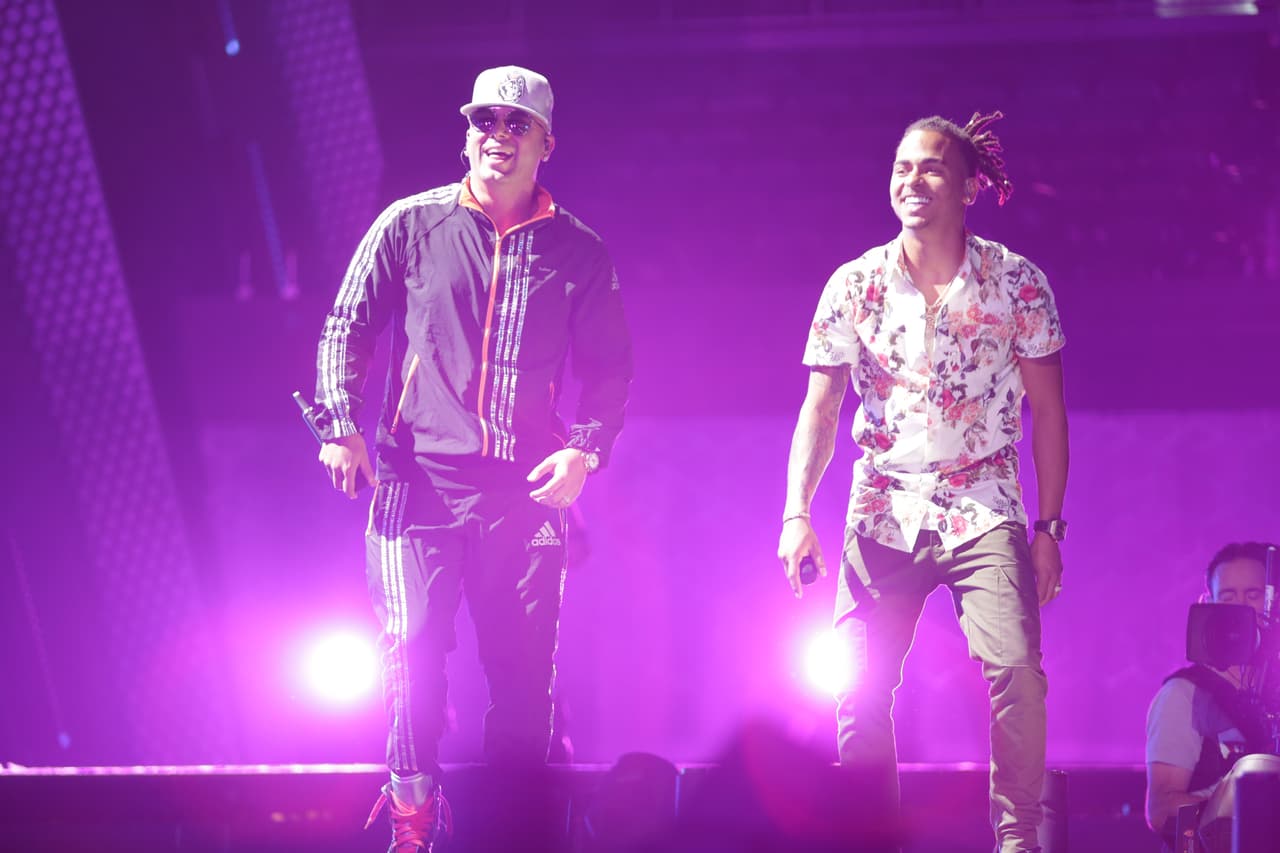 Wisin y Ozuna se mostraron atentos y divertidos durante el ensayo.