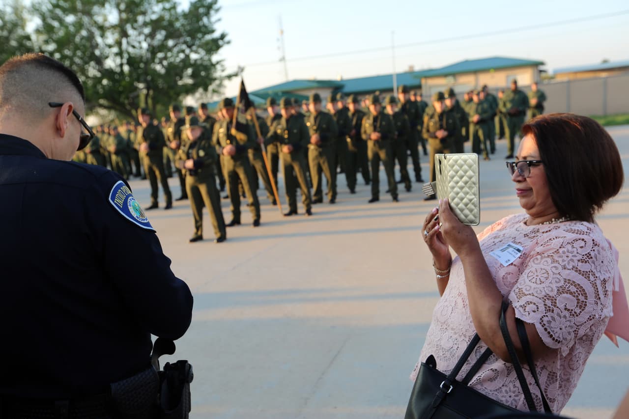 <b>Una imagen para el recuerdo. </b>Una familiar de un nuevo agente toma fotos durante el principio de la jornada de graduación.