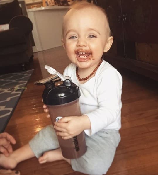 A Baby William le encanta el chocolate y todas las mañanas pide un enorme vaso de leche con chocolate.