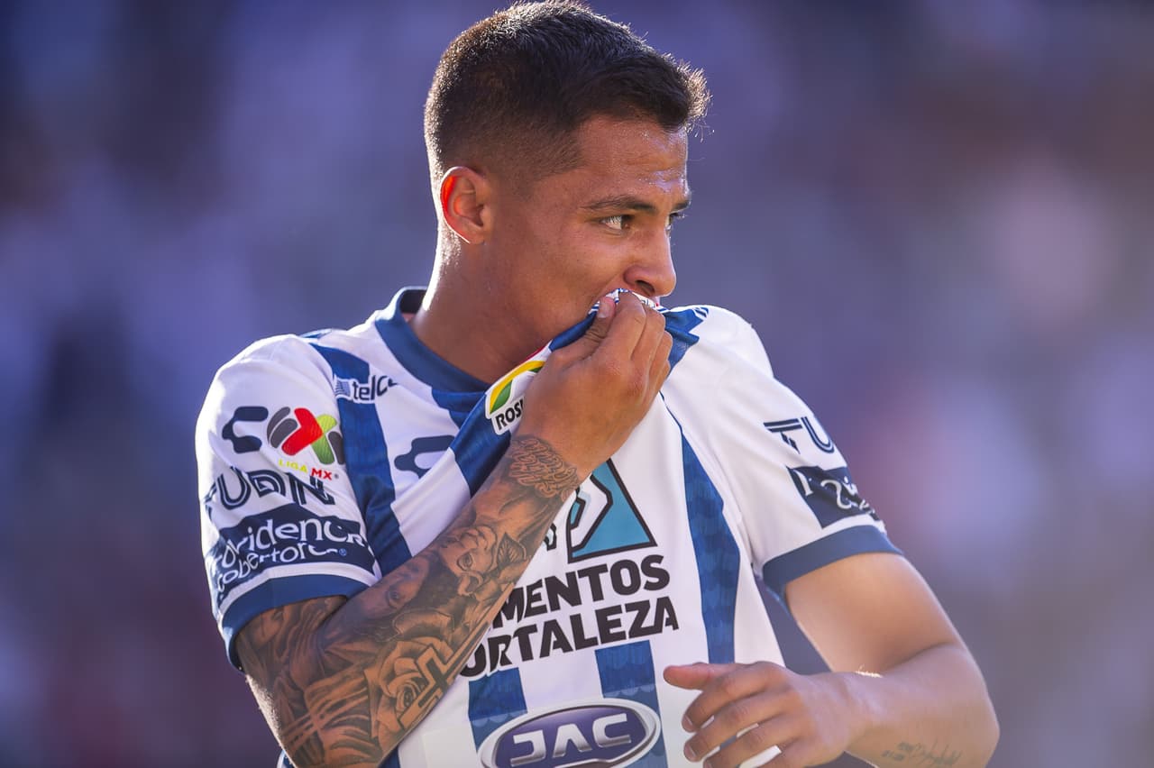 Gracias a un doblete de Luis Chávez y otro golazo de Roberto de la Rosa, el Pachuca dio cuenta de los Rayados.