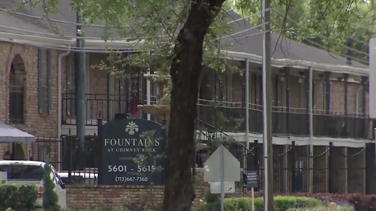 ¿Puede el arrendador limitar las reparaciones solo a situaciones de emergencia?Si. Para la seguridad y el bienestar de los empleados y residentes de mantenimiento, muchos propietarios tienen reparaciones limitadas solo en situaciones de emergencia. Esto debería permitir al arrendador abordar las condiciones que afectan materialmente la salud física o la seguridad de un inquilino ordinario. Coopere con su arrendador respetando las recomendaciones de distanciamiento social cuando el personal de mantenimiento esté en su unidad. Vaya a una habitación separada o tenga en cuenta las pautas de los CDC para permanecer a seis pies de distancia de los demás.