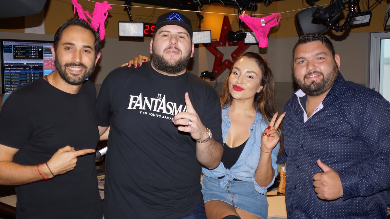 Sin pelos ni tapujos, El Fantasma se metió al Free-guey show y hasta acabó con la piñata de La Bronca.