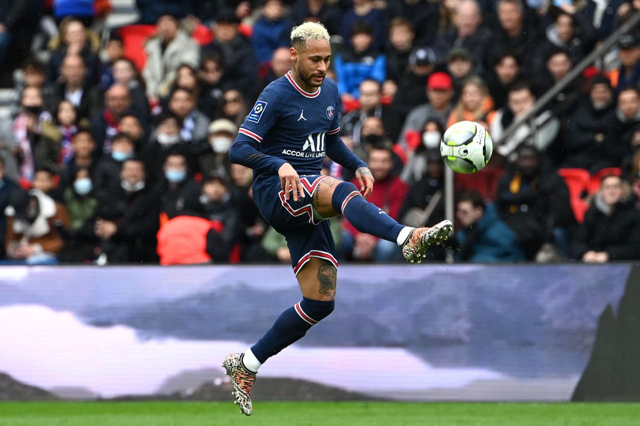 El PSG goleó al Bordeaux con los goles de Mbappé, Neymar y Leandro Paredes, pero ni esa victoria evitó los abucheos de sus seguidores, quienes castigaron especialmente al Ney y Lio.