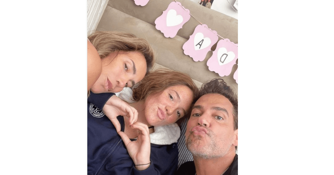 Cristian de la Fuente con esposa e hija