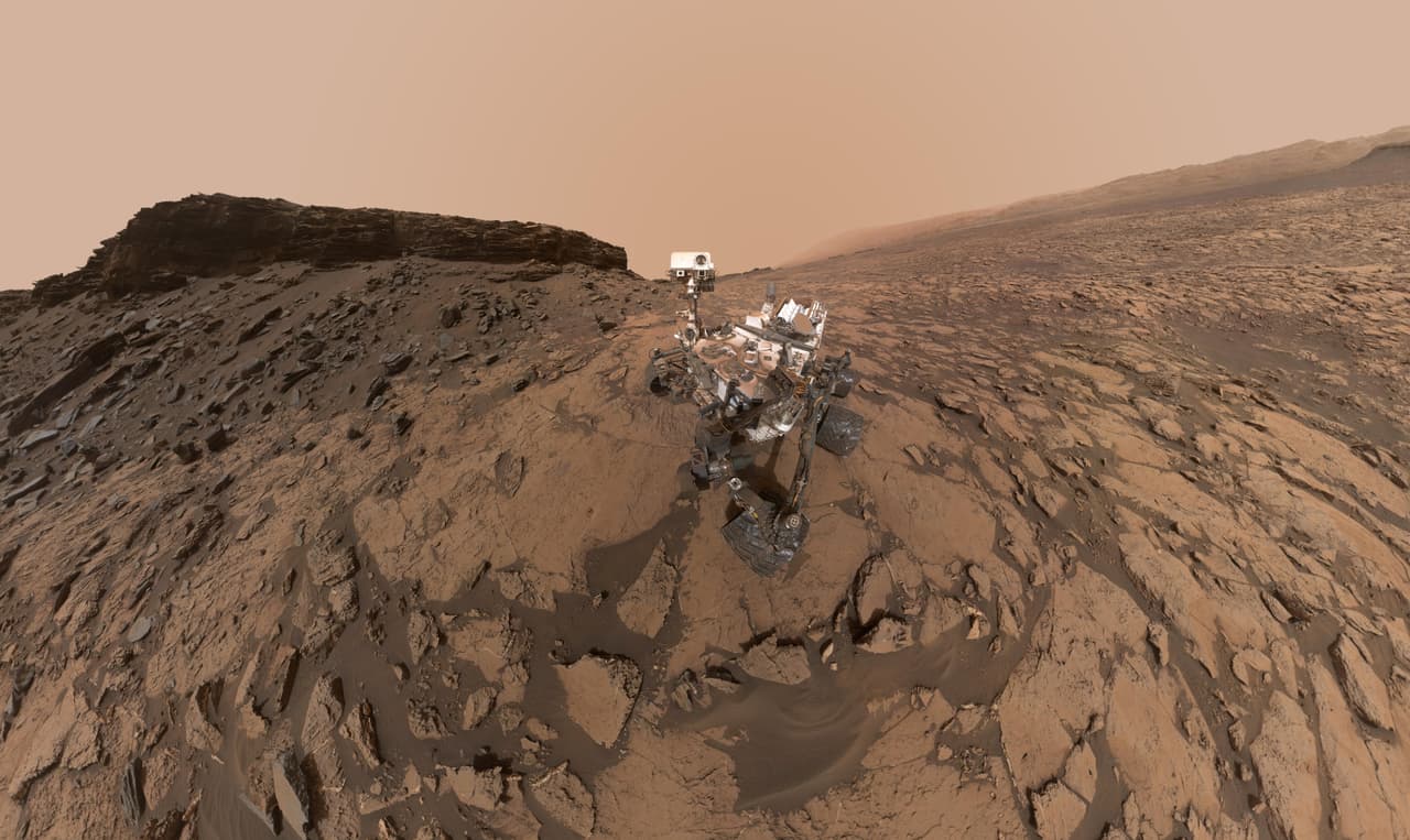 Un ‘selfie’ del rover 
<a href="https://mars.nasa.gov/mars-exploration/missions/mars-science-laboratory/"><u>Curiosity</u></a>. Este aparato tocó el suelo marciano en agosto de 2012 y aún continúa operando. En total 22 misiones de NASA, 
<a href="https://mars.nasa.gov/mars-exploration/missions/?page=0&per_page=99&order=date+desc&search=&category=172"><u>entre aparatos sobre el suelo y en órbita</u></a>, han logrado con éxito explorar la superficie de Marte.
