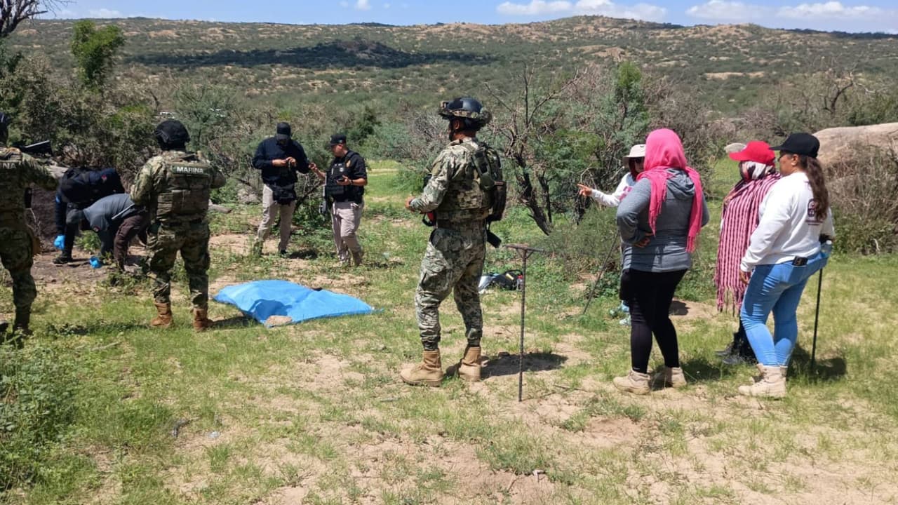 En un comunicado difundido en sus redes sociales el domingo 17 de agosto, la FGJES indicó que la localización ocurrió en una búsqueda en la brecha que conduce al cerro, en cuyas faldas se encontraron 
<b>los restos de huesos calcinados que “serán procesados por el área de Servicios Periciales”</b>.