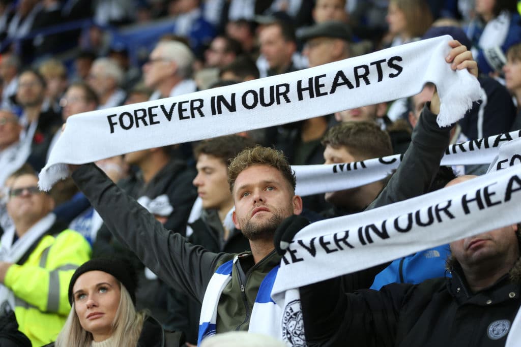 "Por siempre en nuestros corazones", el homenaje en las bufandas de los fanáticos del Leicester.