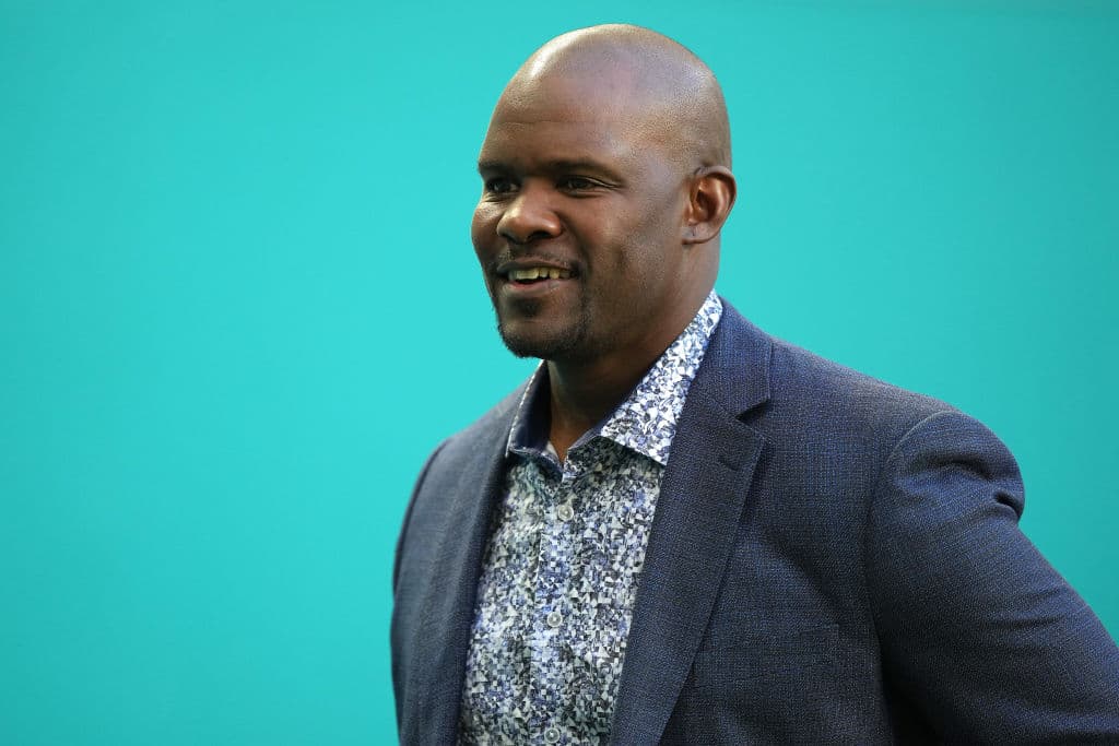 <b>Brian Flores, exentrenador de los Dolphins de Miami: </b>El nacido en Brooklyn hijo de padres hondureños, fue despedido en enero por los Miami Dolphins. Era uno de los tres entrenadores negros de la NFL. Poco después despidieron al segundo, dejando solo a uno, en 32 equipos. Flores presentó una demanda colectiva contra la Liga el 1 de febrero, por discriminación en sus prácticas de contratación. Según Flores, la NFL es "administrada de manera muy similar a una plantación”, con una fuerza laboral mayoritariamente negra (alrededor del 70% de los jugadores) supervisada principalmente por entrenadores, ejecutivos y propietarios blancos, reseñó Bloomberg. A raíz de su demanda, cuatro equipos contrataron entrenadores negros o birraciales.
