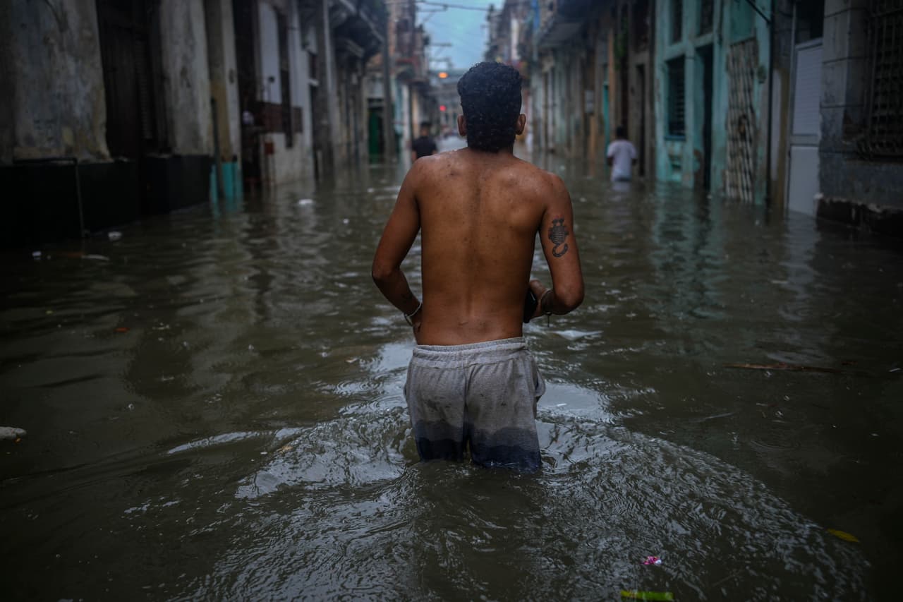 Yalili Rafa, dijo llorando que “cada vez que llueve en un instante se llena, ayer me subió a un escalón y medio” 
<br>