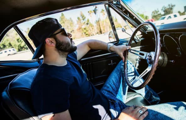 ¡Le fascinan los automóviles! Mira 
<b><a href="http://www.univision.com/noticias/autos-y-famosos/esta-es-la-coleccion-de-autos-de-gerardo-ortiz-fotos">AQUÍ</a></b> su colección de autos: