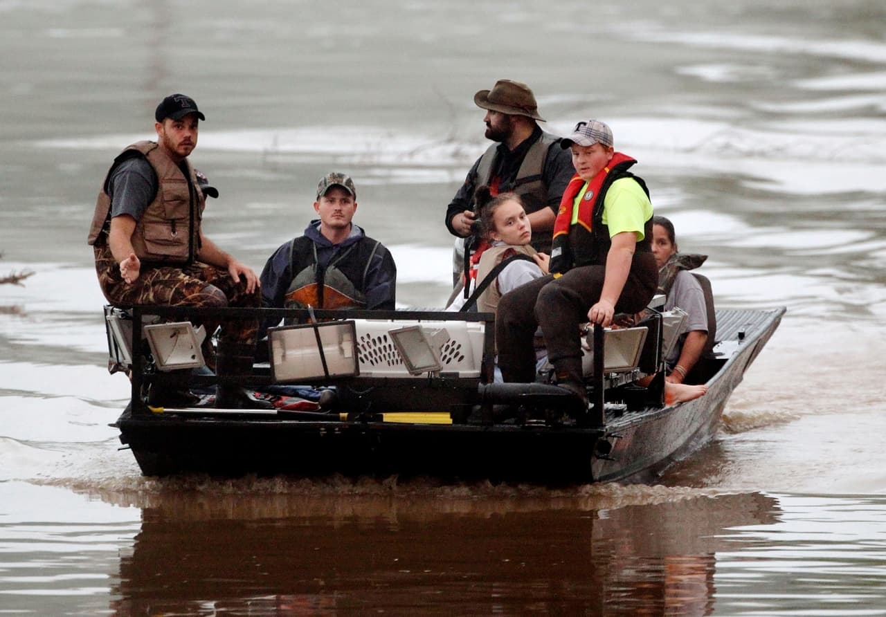 <b>Inundaciones en el sur y el este </b>(del 30 de abril al 2 de mayo de 2010).
<b> </b>Tennessee, Arkansas, Alabama, Kentucky, Mississippi y Georgia sufrieron inundaciones, además de tornados. De acuerdo con la NOAA, solo en el área metropolitana de Nashville hubo daños por mil millones de dólares. En total, 
<b>fallecieron 32 personas.</b> En la foto, un grupo de personas es rescatada del área conocida como Somerset Farms en Nashville, Tennessee. 
<b>Costo estimado del desastre: 2,700 millones de dólares.</b>