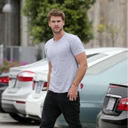 Liam es el menor de los Hemsworth, pero al comparar su estatura con la de Chris, definitivamente supera a Luke, el mayor de los hermanos, que mide 5.7 pies (1.75 metros).