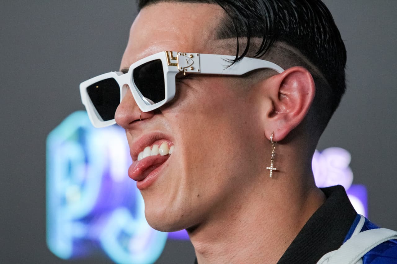 Complementó su outfit con estos lentes oscuros y un arete de cruz.