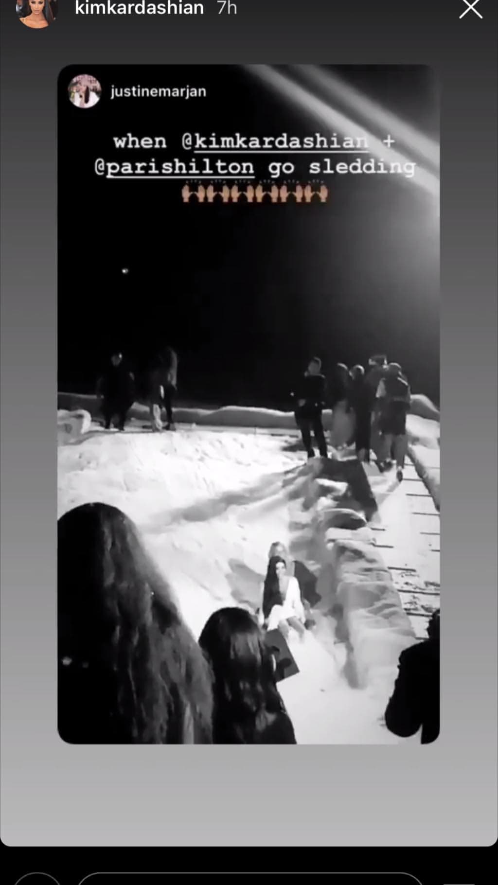 Paris Hilton y Kim Kardashian no desaprovecharon la oportunidad de deslizarse en trineo por la montaña.
<br>