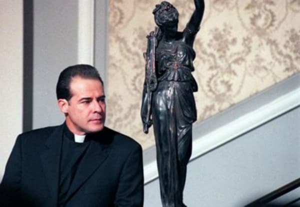 César Évora dio vida al padre Juan de la Cruz Velarde, quien era el papá de Cristina.